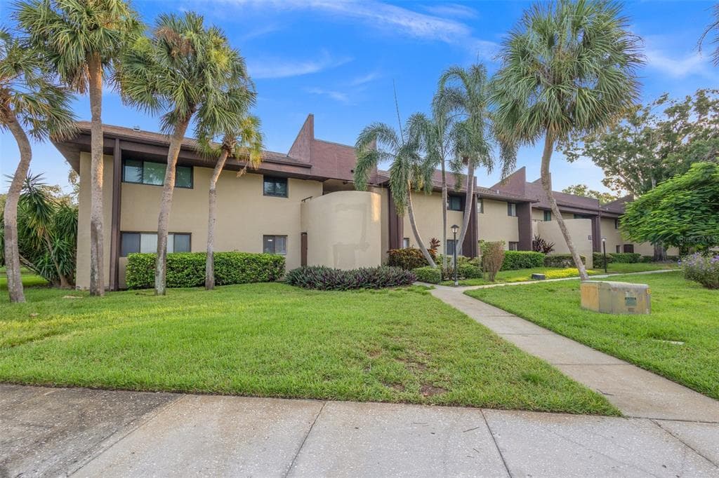 10775 VILLAGE CLUB CIR UNIT 102 ST PETERSBURG, FL 33716