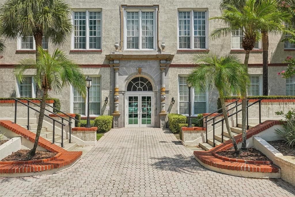 701 MIRROR LAKE DRIVE N UNIT 212 ST PETERSBURG, FL 33701