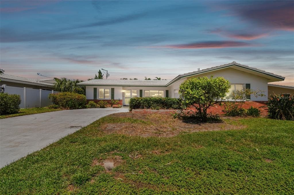 2052 IMPERIAL WAY CLEARWATER, FL 33764