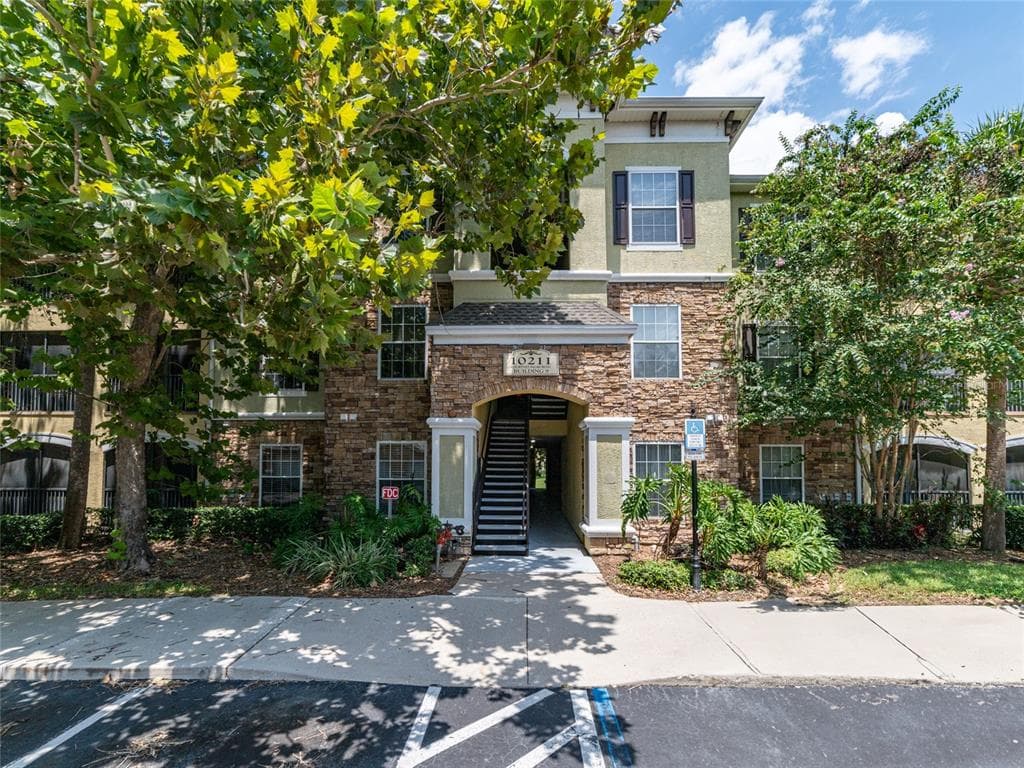 10211 COURTNEY PALMS #103 UNIT 103 TAMPA, FL 33619
