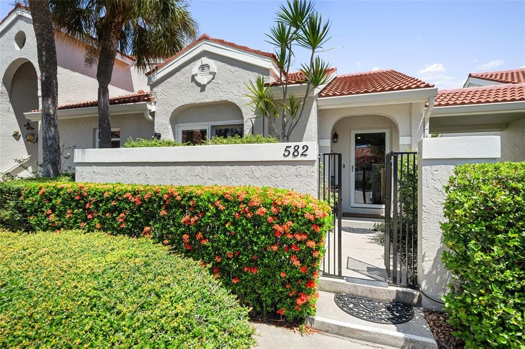 582 ANDORRA CIRCLE NE ST PETERSBURG, FL 33703