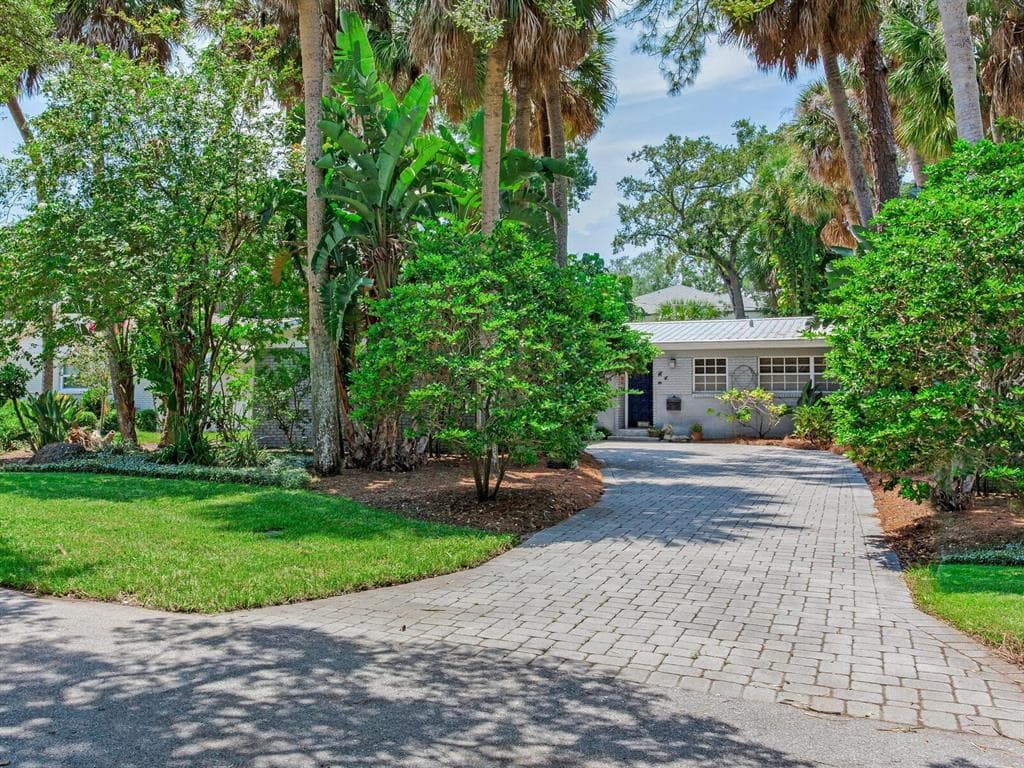 403 S BARBARA LANE