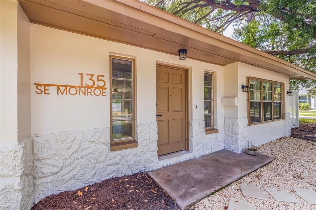 135 SE MONROE CIRCLE N ST PETERSBURG, FL 33703