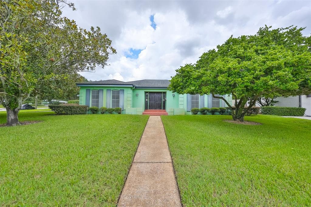 10902 CARROLLWOOD DRIVE TAMPA, FL 33618