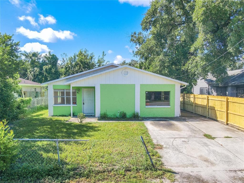3209 E GIDDENS AVENUE TAMPA, FL 33610