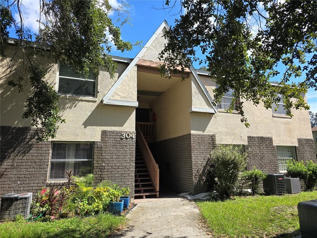 304 E WHITEHALL COURT UNIT 114