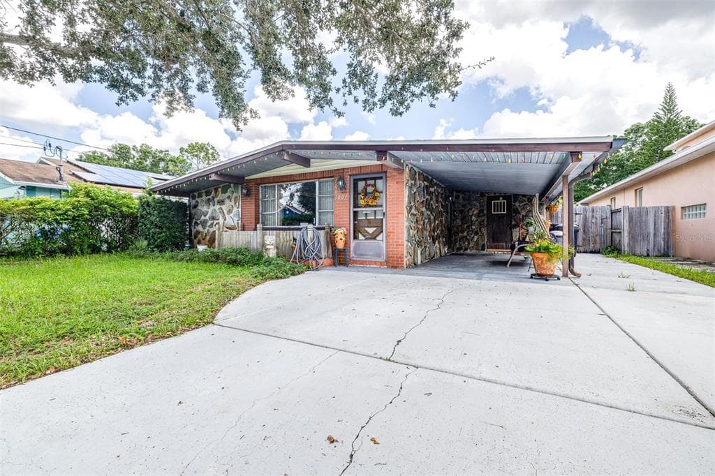 7007 N HUBERT AVENUE TAMPA, FL 33614
