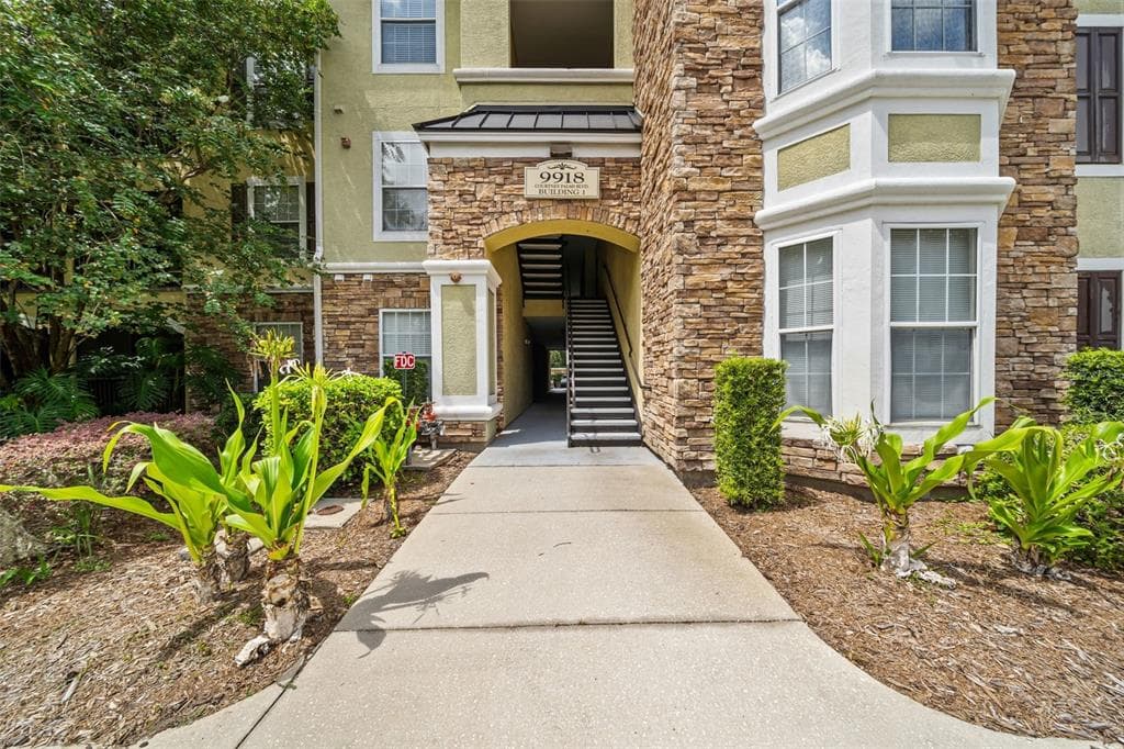 9918 COURTNEY PALMS BOULEVARD UNIT 204 TAMPA, FL 33619
