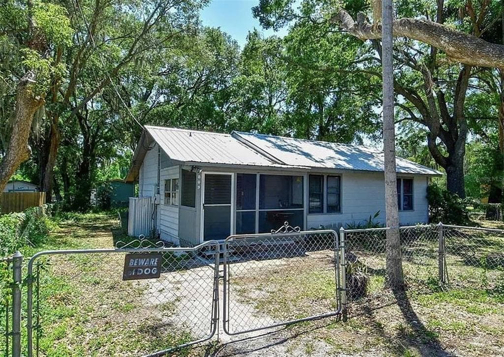 809 W SAUNDERS STREET PLANT CITY, FL 33563