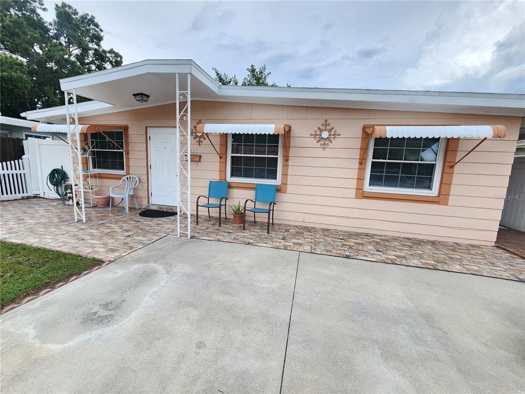 813 64TH AVENUE N ST PETERSBURG, FL 33702