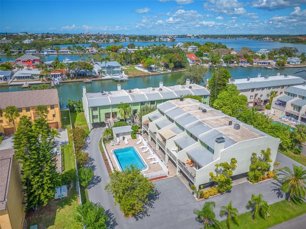 320 WINDRUSH BOULEVARD UNIT 4 INDIAN ROCKS BEACH, FL 33785