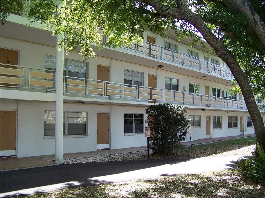 911 WASHINGTON AVENUE UNIT 202 LARGO, FL 33770