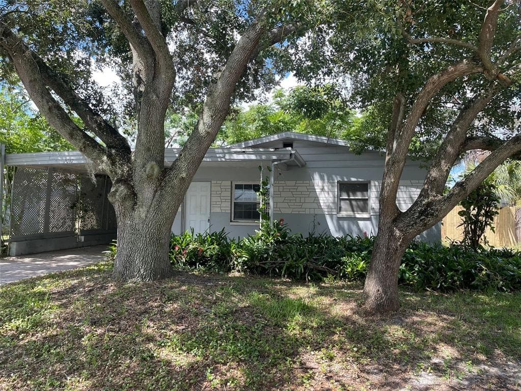 2047 RANCHITA TRAIL HOLIDAY, FL 34690