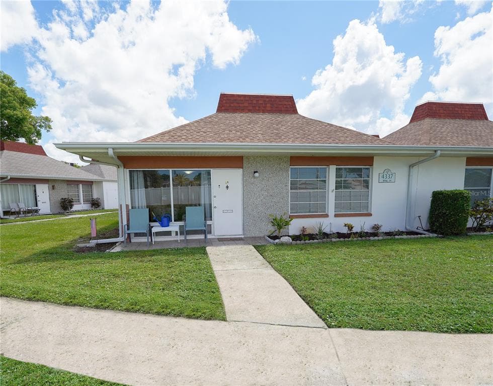 4337 TAHITIAN GARDENS CIRCLE UNIT E HOLIDAY, FL 34691