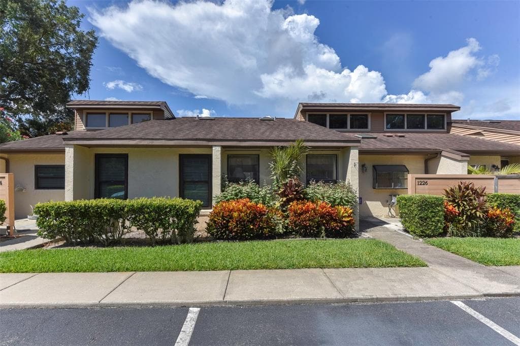 1226 CHARTER OAKS CIRCLE DAYTONA BEACH, FL 32117