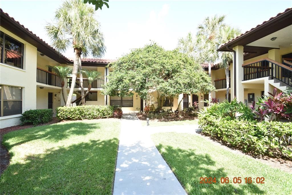 604 HAMMOCK PINE BOULEVARD UNIT 604 CLEARWATER, FL 33761