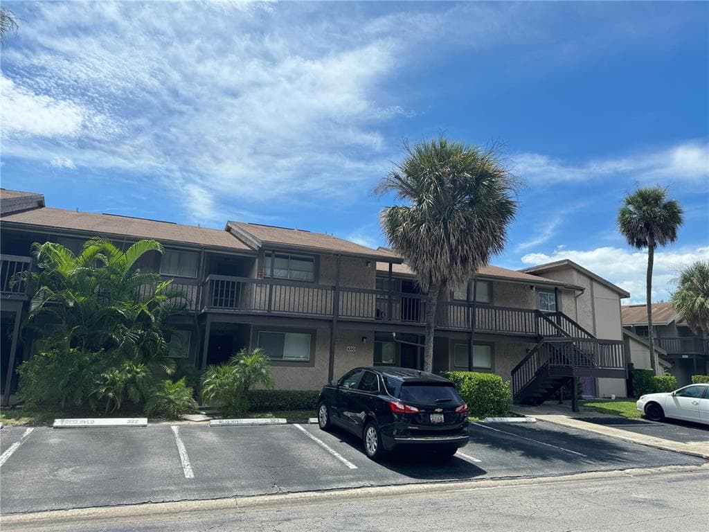 6340 NEWTOWN CREEK UNIT B4 TAMPA, FL 33615