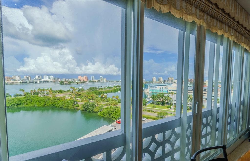 31 ISLAND WAY UNIT 907 CLEARWATER BEACH, FL 33767