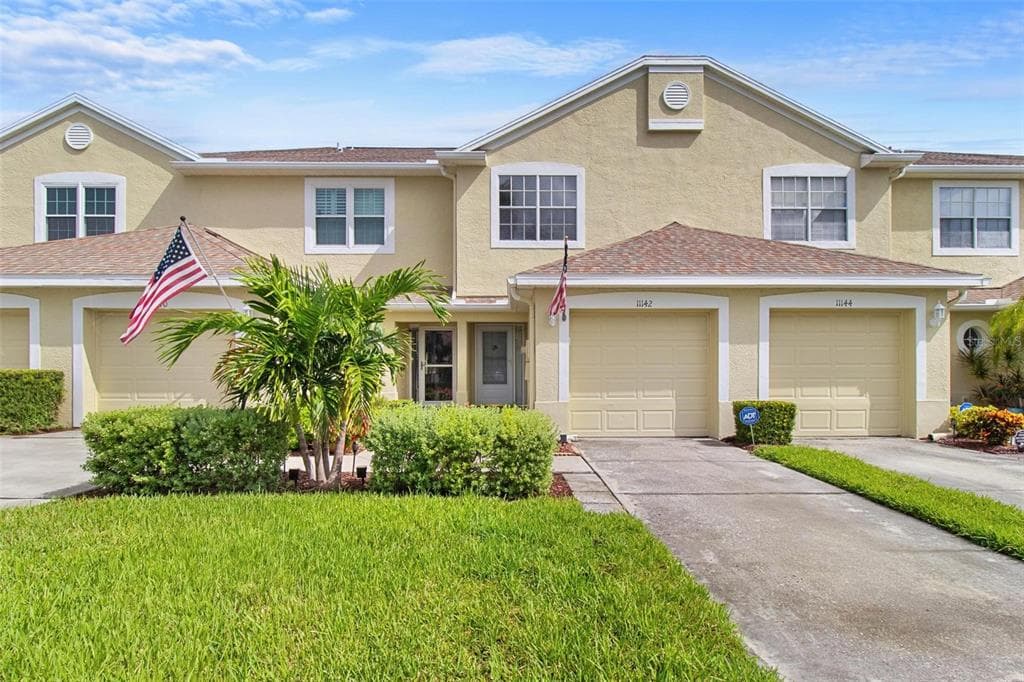11142 KAPOK GRAND CIRCLE ST PETERSBURG, FL 33708