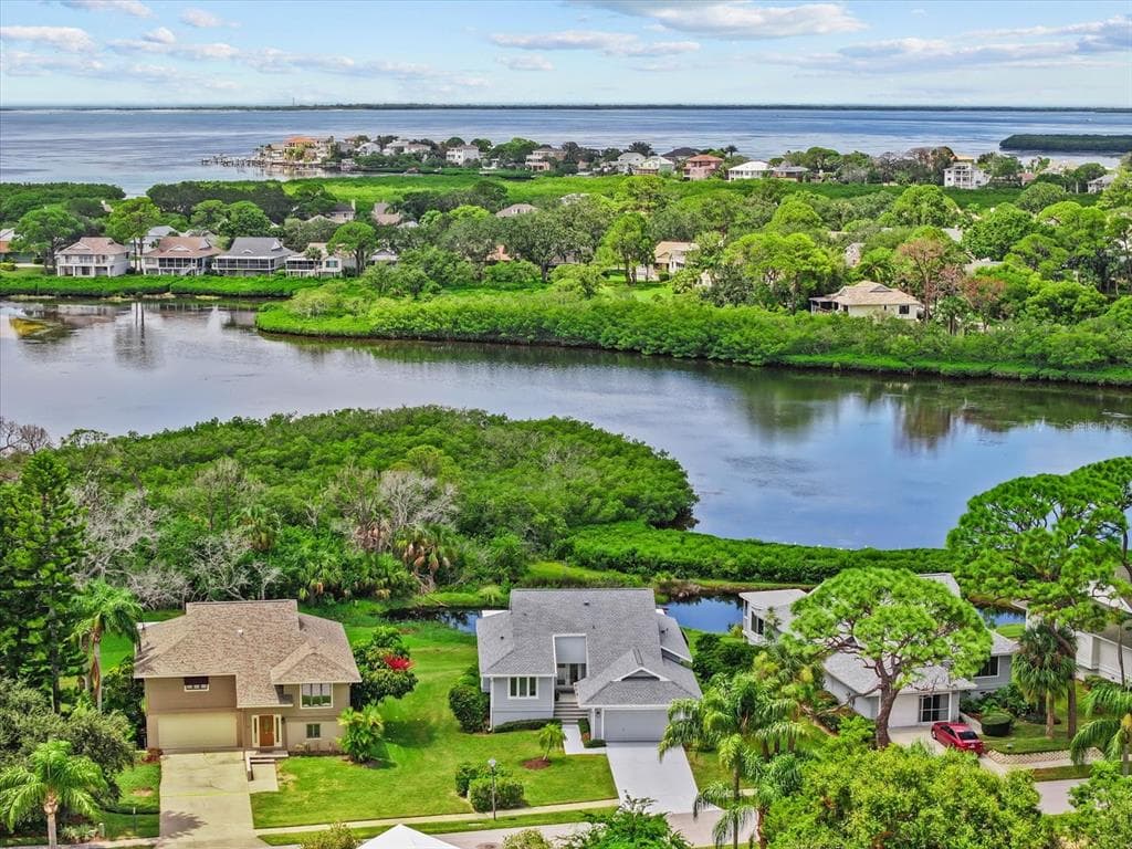 1022 LAKE AVOCA DRIVE TARPON SPRINGS, FL 34689