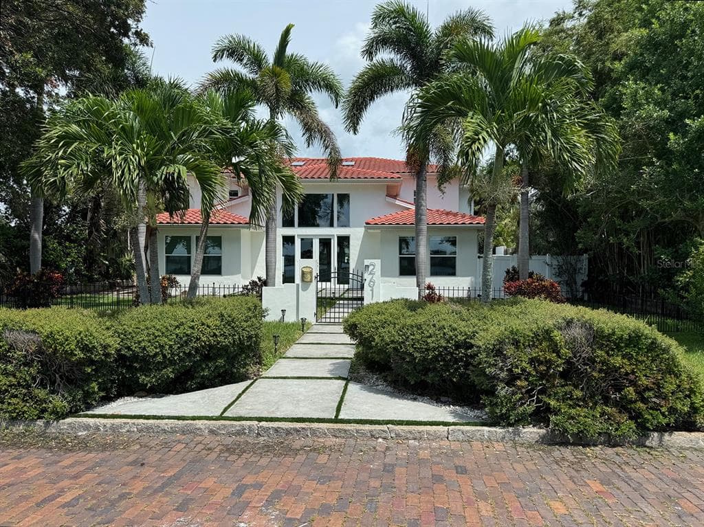 261 SUNSET DRIVE N ST PETERSBURG, FL 33710