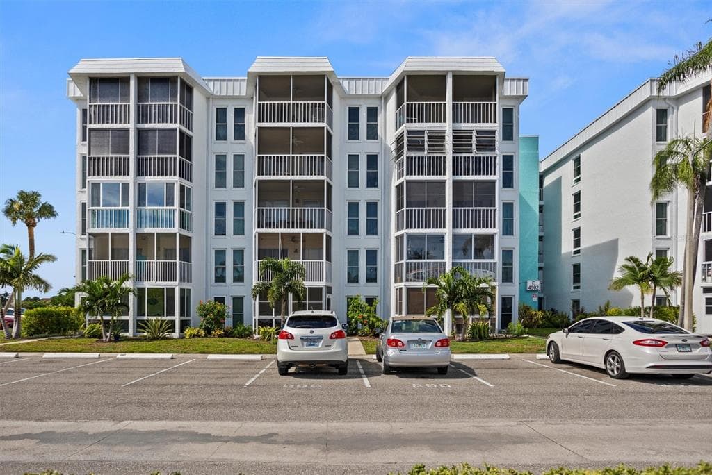4900 38TH WAY S UNIT 503 ST PETERSBURG, FL 33711