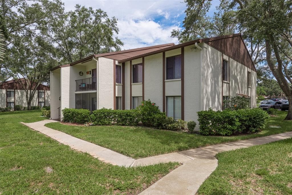 1700 PINE RIDGE WAY E UNIT B2 PALM HARBOR, FL 34684