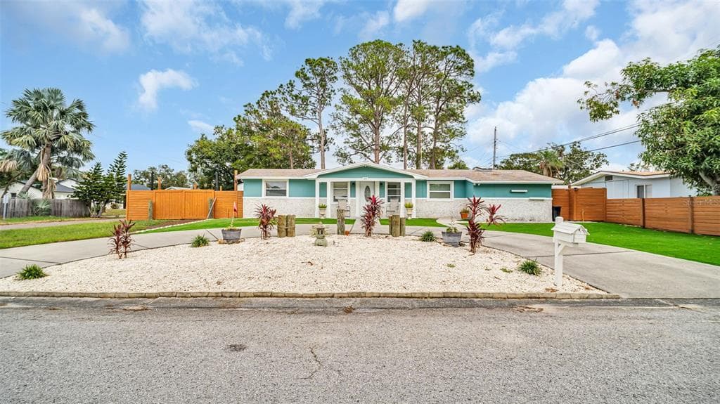 697 DIANE LANE TARPON SPRINGS, FL 34689