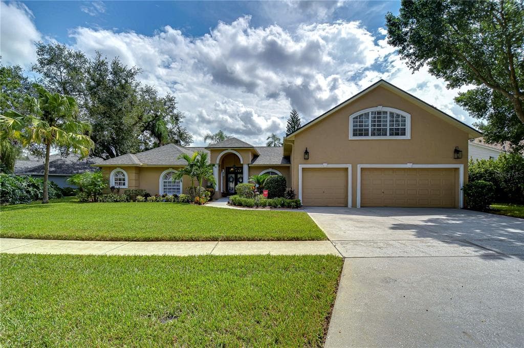 2217 GOLF MANOR BOULEVARD VALRICO, FL 33596