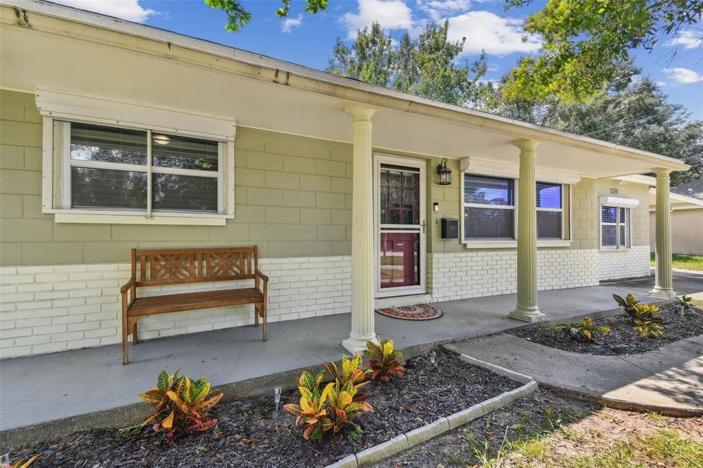 1020 COUNTRY CLUB WAY S ST PETERSBURG, FL 33705