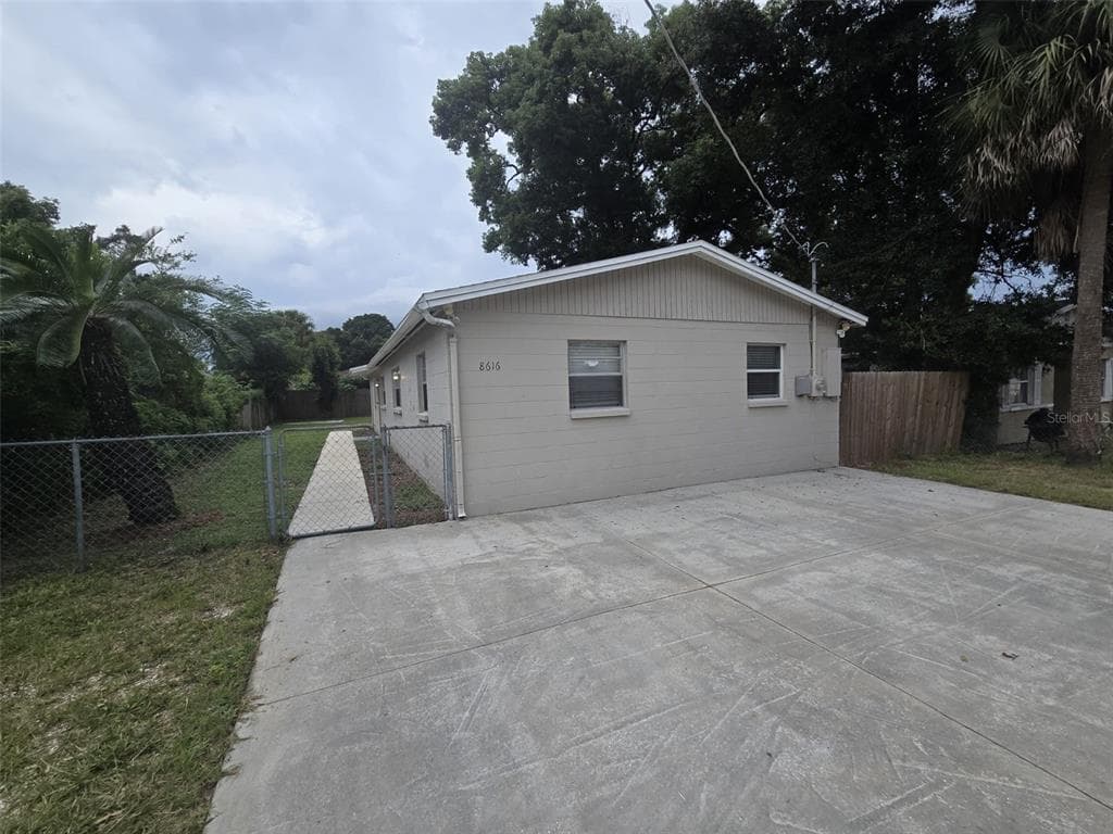 8616 N MULBERRY STREET TAMPA, FL 33604