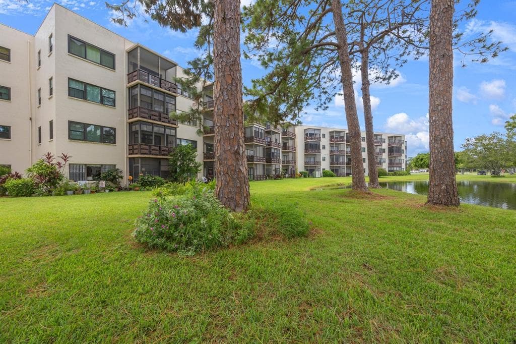 7975 58TH AVENUE N UNIT 303 ST PETERSBURG, FL 33709