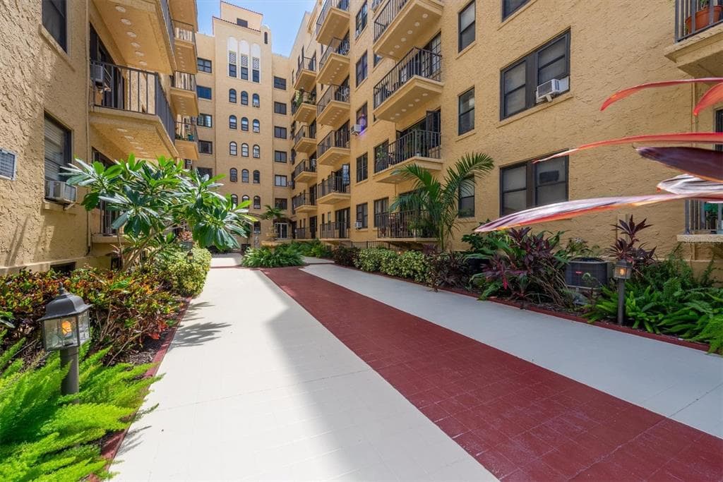 130 4TH AVENUE N UNIT 204-206 ST PETERSBURG, FL 33701