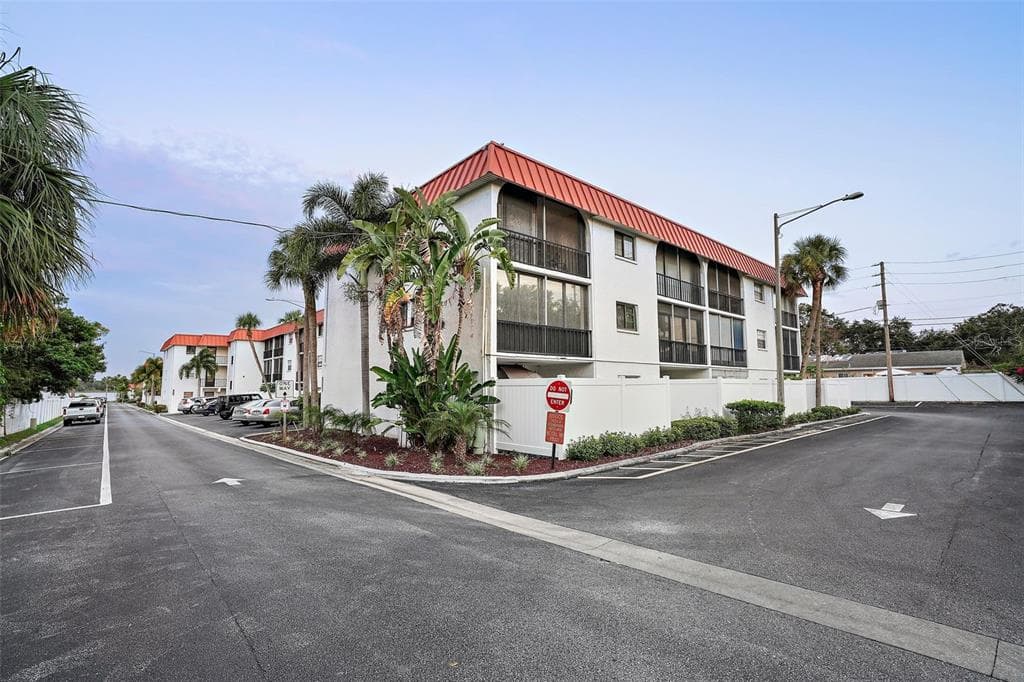 10540 77TH TERRACE UNIT 214 SEMINOLE, FL 33772