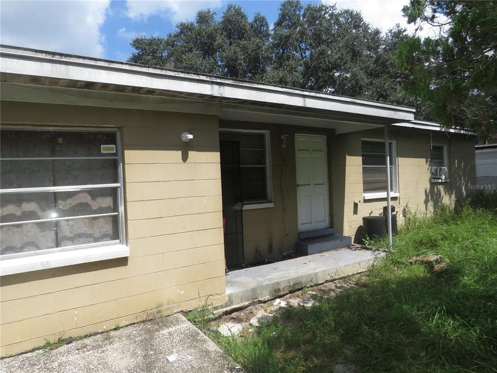 4208 N SANDALWOOD CIRCLE TAMPA, FL 33617