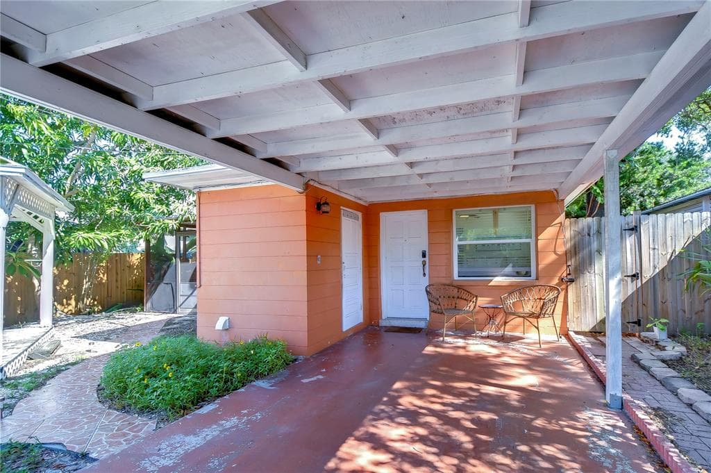 4944 5TH AVENUE N UNIT B ST PETERSBURG, FL 33710