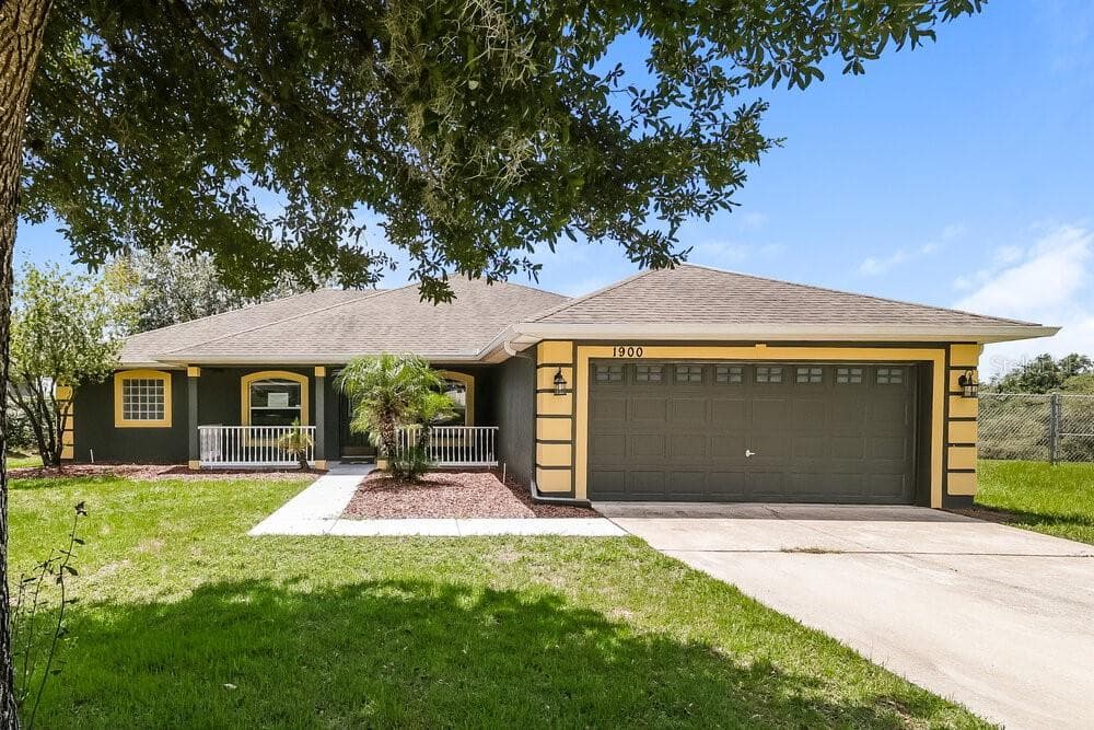 1900 SOUTHERN OAK LOOP MINNEOLA, FL 34715