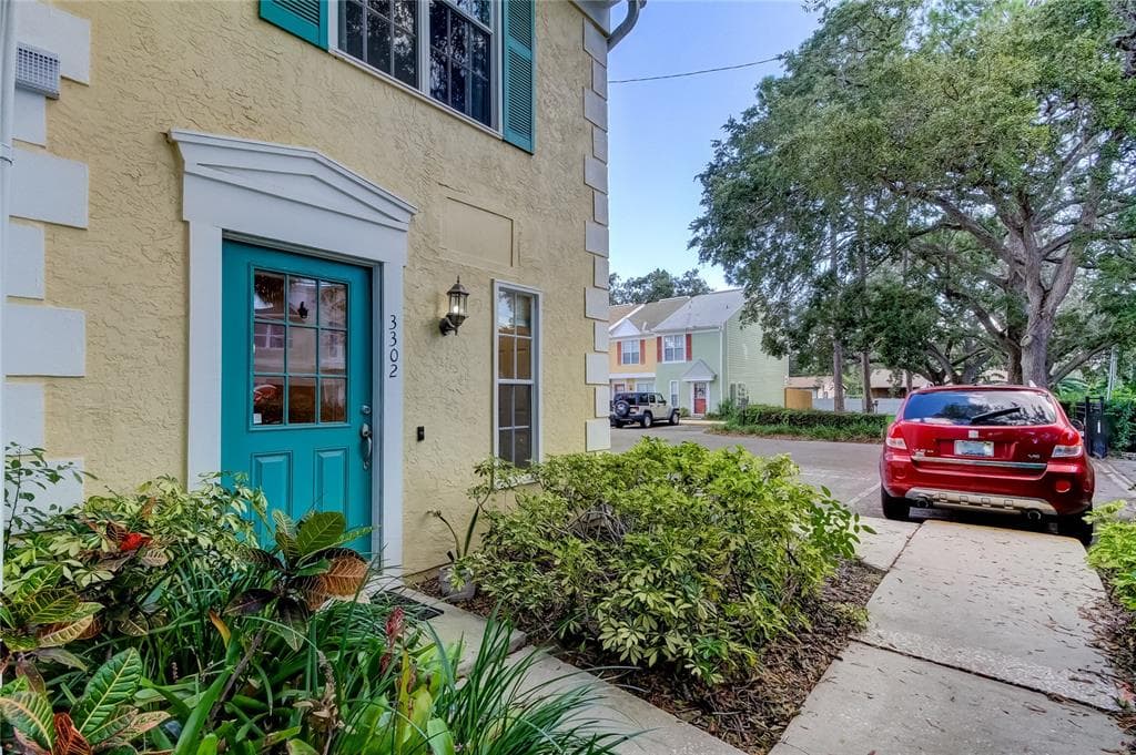 3302 W WYOMING CIRCLE UNIT 3302 TAMPA, FL 33611