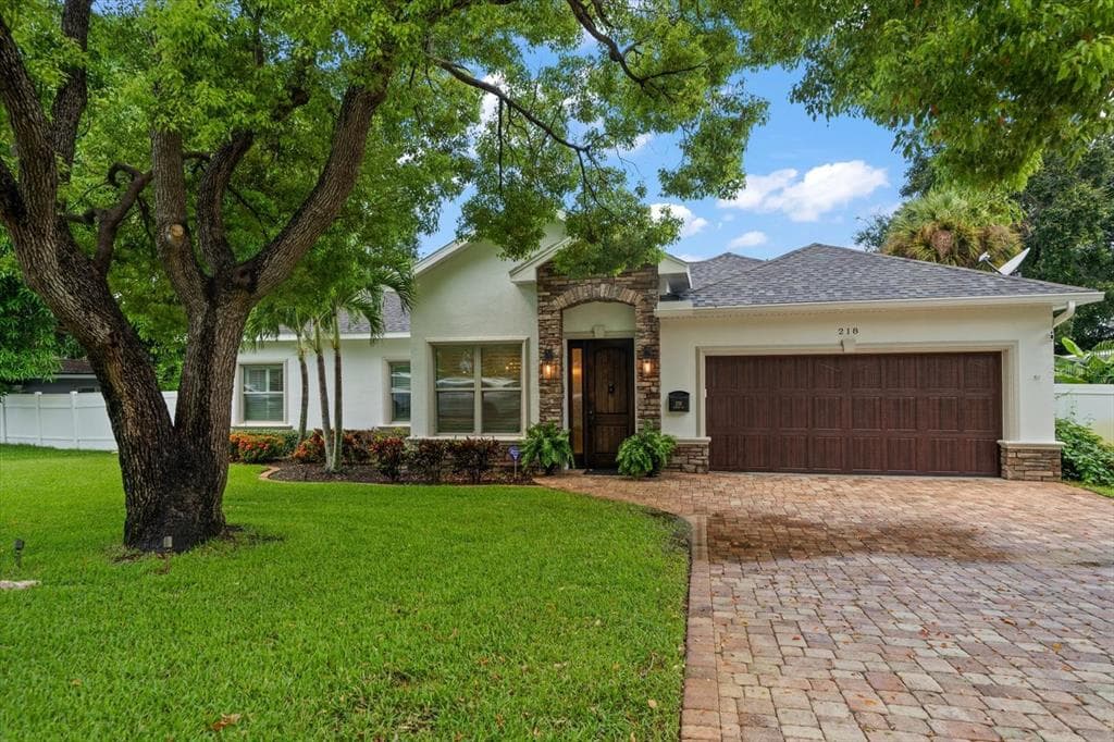 218 GARDEN CIRCLE BELLEAIR, FL 33756
