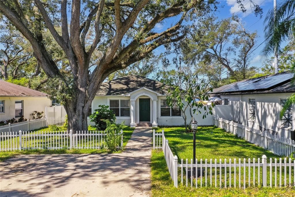 6824 N STERLING AVENUE TAMPA, FL 33614