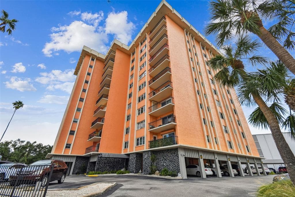 1120 N SHORE DRIVE NE UNIT 703 ST PETERSBURG, FL 33701