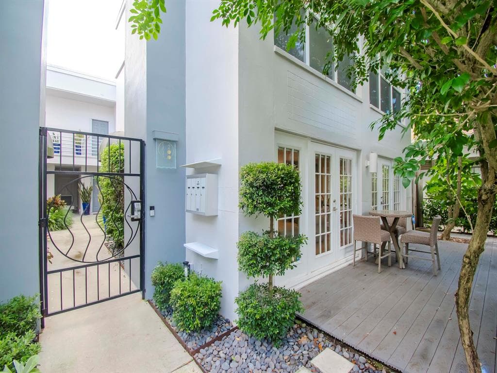 2002 W DEKLE AVENUE UNIT D TAMPA, FL 33606