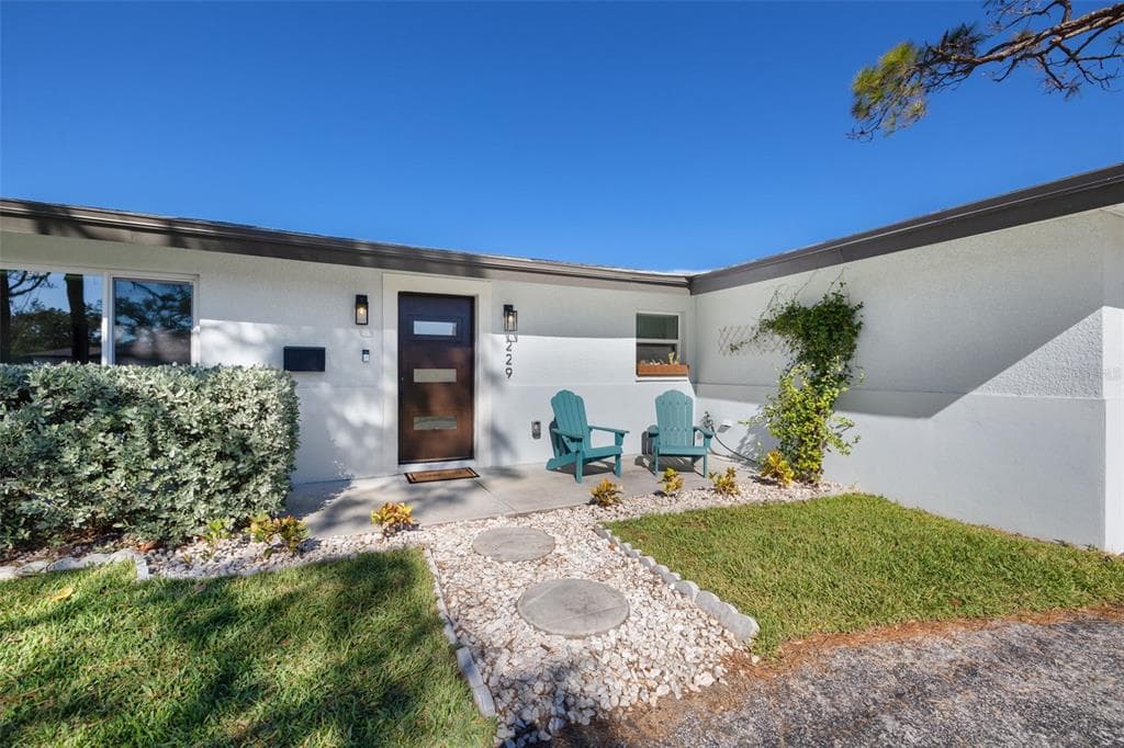 229 TALLAHASSEE DRIVE NE ST PETERSBURG, FL 33702
