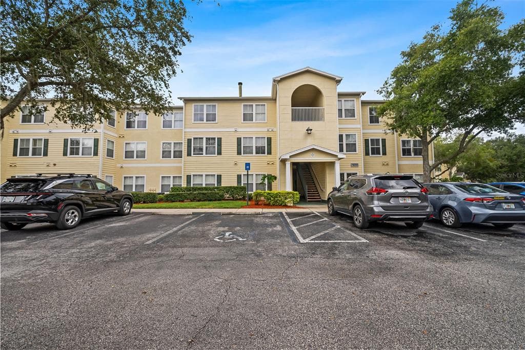 18129 STERLING GATE CIRCLE UNIT 18129 TAMPA, FL 33647