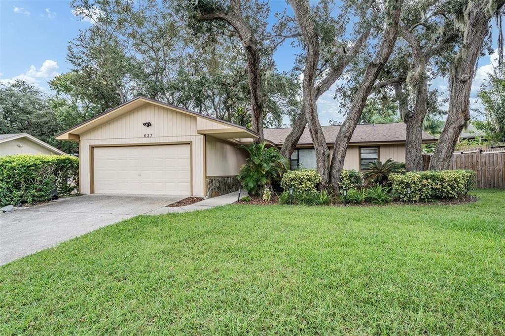 627 TIMBER LANE TARPON SPRINGS, FL 34689