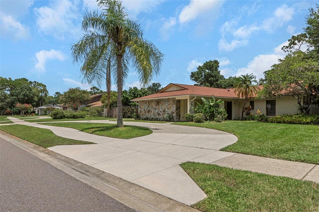 2525 JENNIFER TERRACE PALM HARBOR, FL 34685