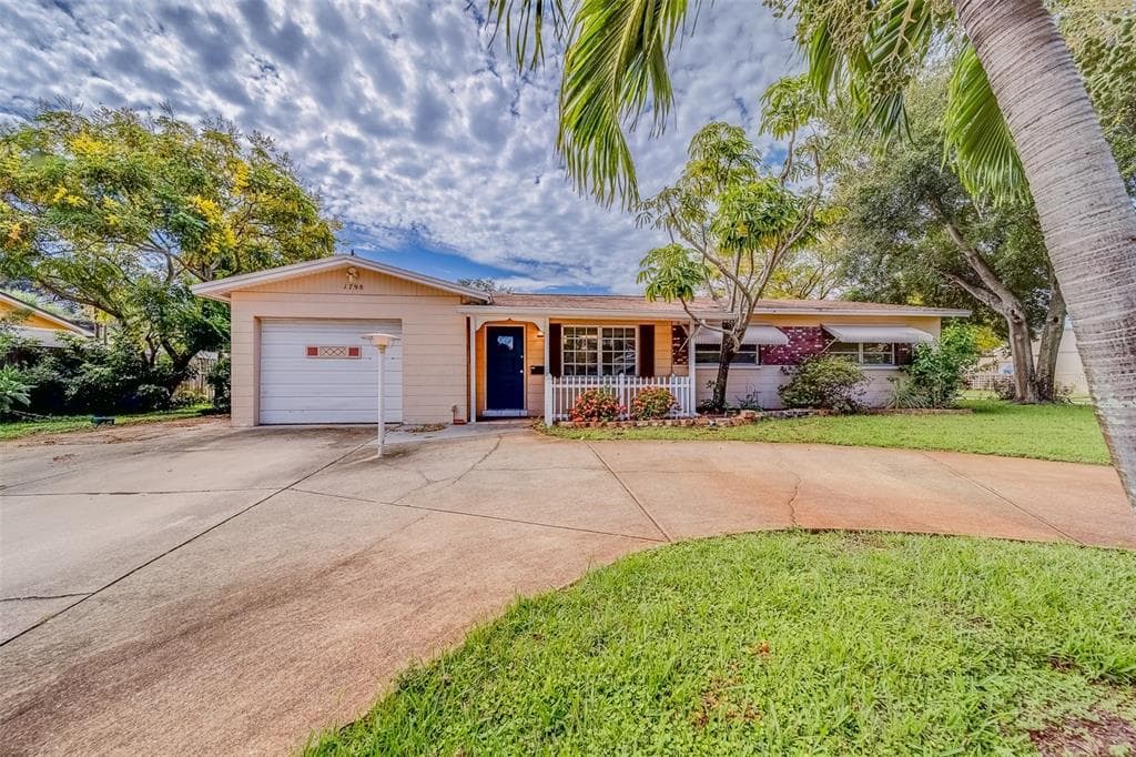 1798 DEVONSHIRE DRIVE N ST PETERSBURG, FL 33710
