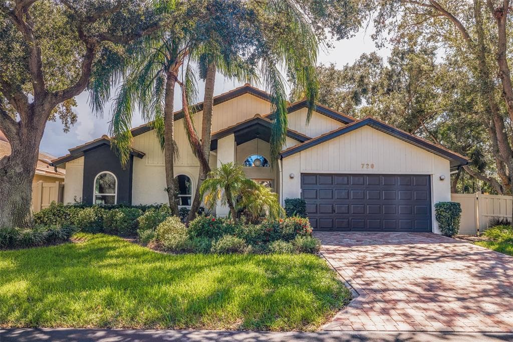 720 WHITE SAND DRIVE NE ST PETERSBURG, FL 33703