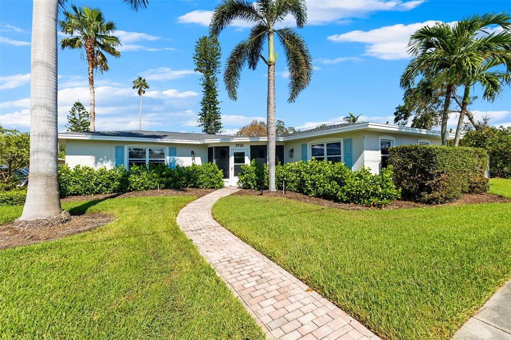 3926 OVERLOOK DRIVE NE ST PETERSBURG, FL 33703