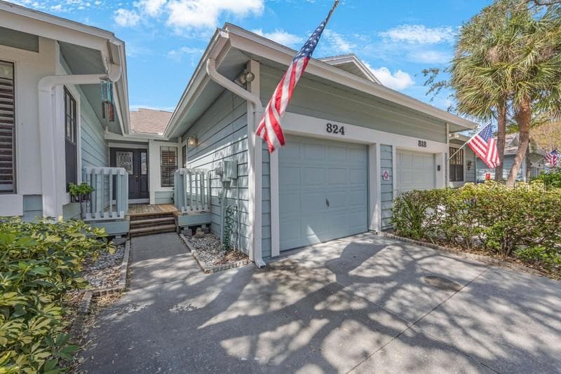 824 AMELIA COURT NE ST PETERSBURG, FL 33702